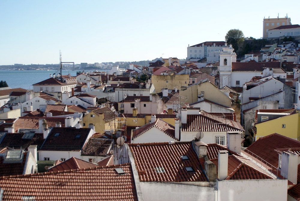 Vue sur les toits d'Alfama à Lisbonne.