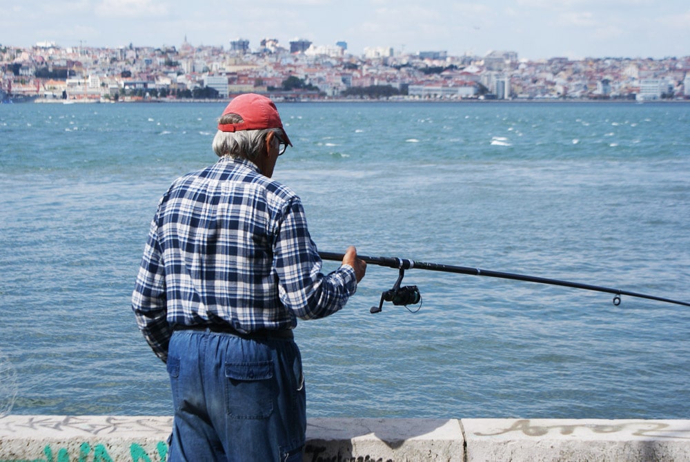 Partie de pêche à Almada sur la rive sud de Lisbonne.