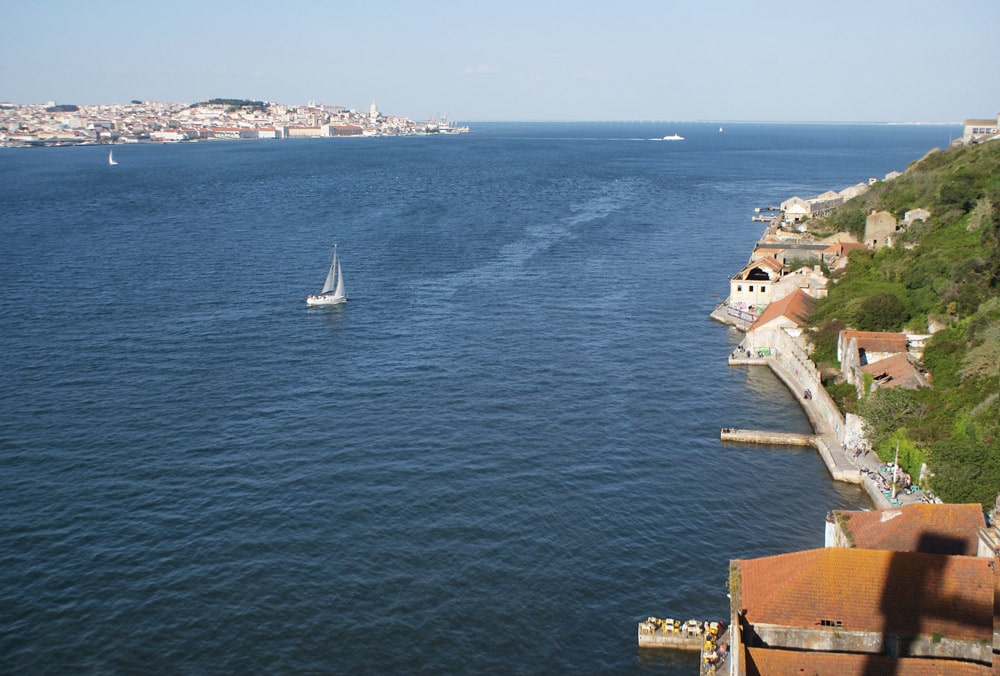 La vue en haut de l'ascenseur de Boca do Vento sur le Tage, les voiliers et Lisbonne.