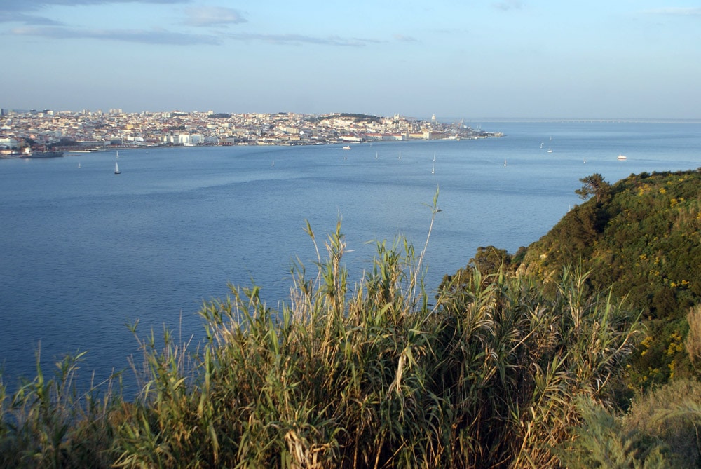 Vue depuis l'esplanade au pied de la statue de Jésus roi à Lisbonne.