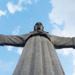 Statue du Christ Roi à Lisbonne : 110 mètres de béton [Almada]
