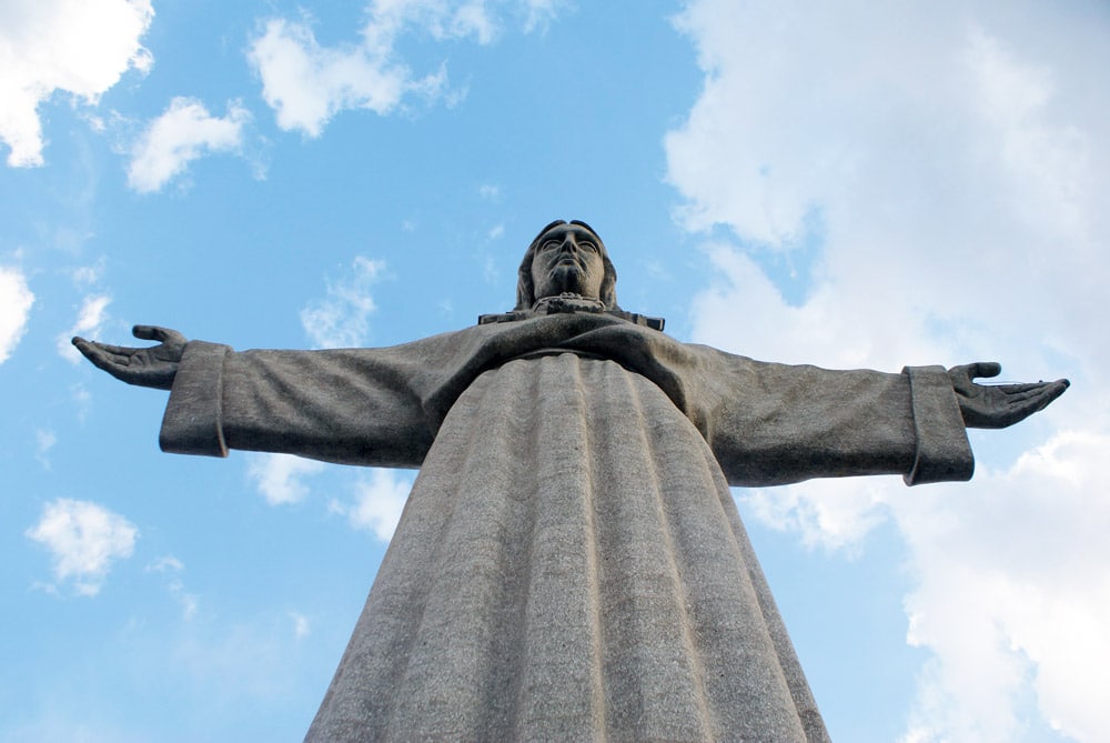 Statue de Jésus roi à Lisbonne : Massive et impressionnante.