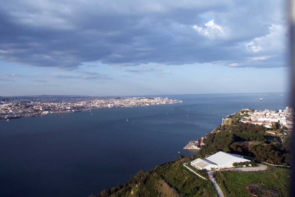 Vue panoramique assez incroyable depuis le sommet de la statue de Jésus roi à Lisbonne.