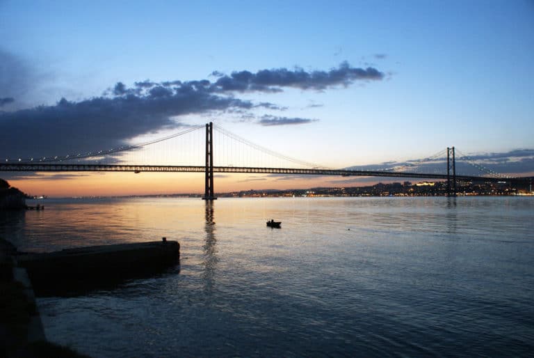 Coucher de soleil sur le Pont du 25 avril à Lisbonne vue depuis la rive sud.