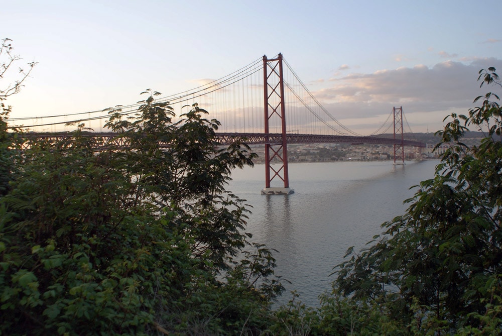 Vue sur le Pont du 25 avril à Lisbonne en redescendant vers le Tage.