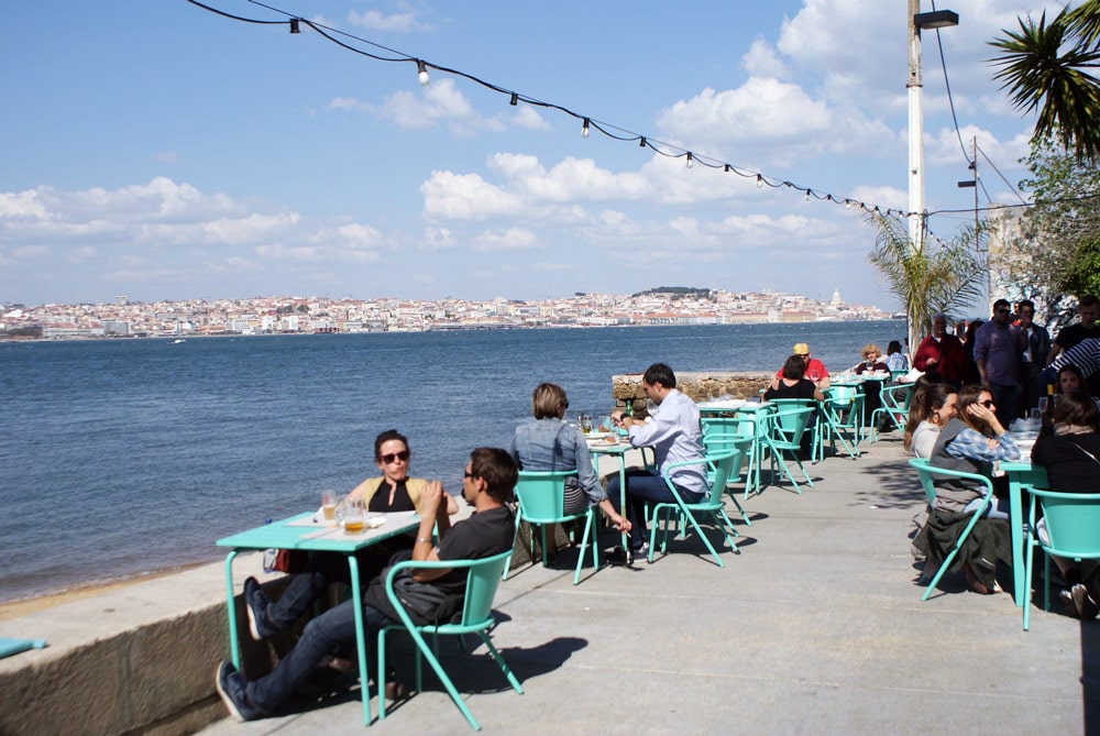 Terrasses et restaurants de la rive sud de Lisbonne au bord de l'eau.