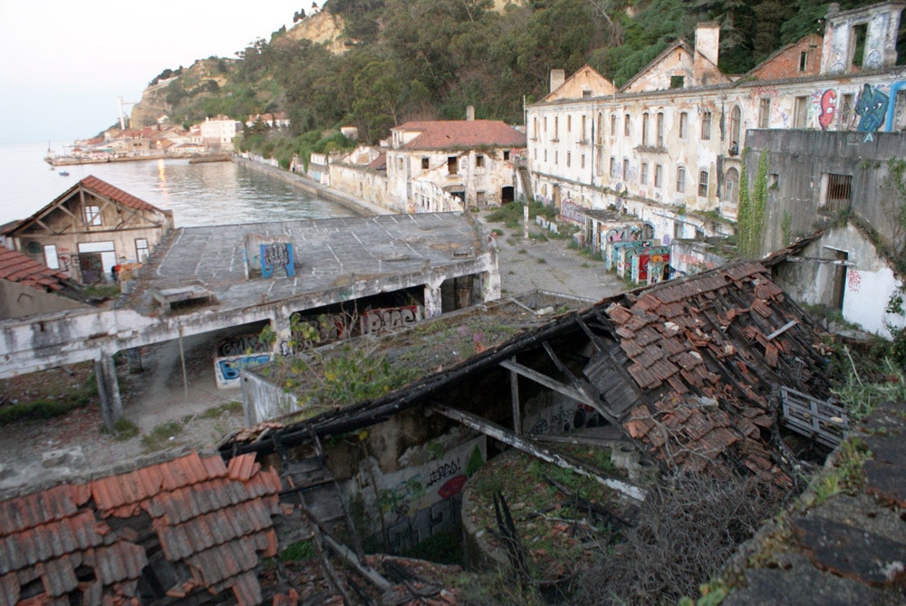 Ancien fort et ancienne manufacture du côté d'Almada sur la rive sud de Lisbonne.