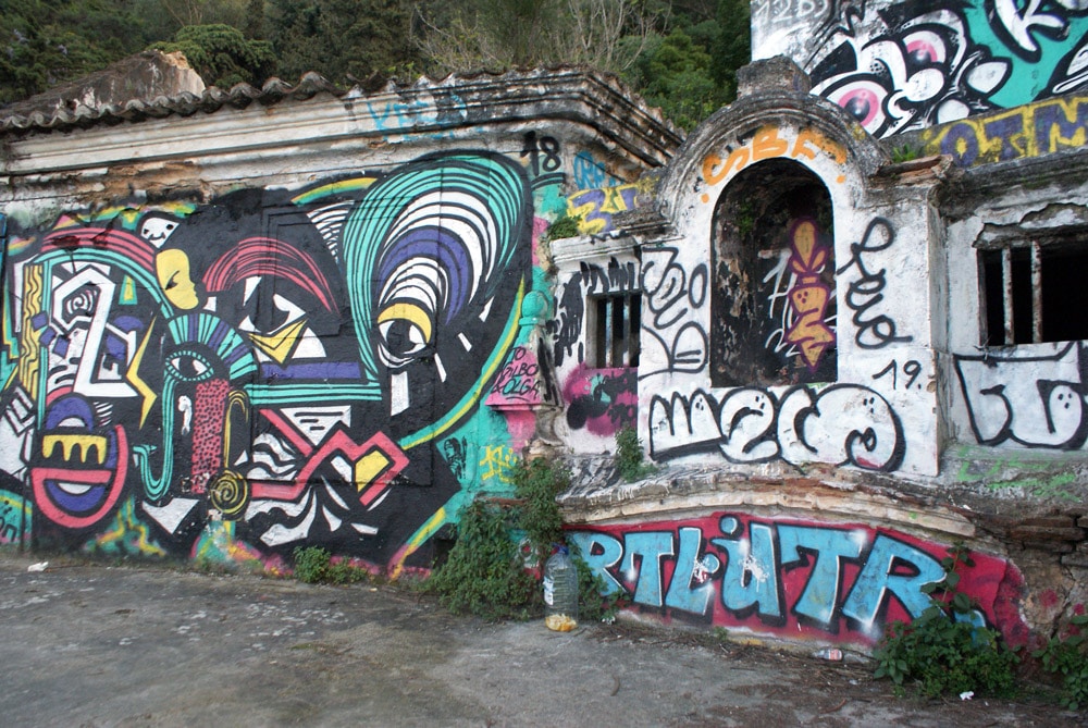 Ancien fort et manufacture de Quinta da Arealva, aujourd'hui en ruine et en couleurs avec de nombreuses oeuvres de street art.  Attention où vous mettez les pieds, une bonne partie menace de s'effondrer.