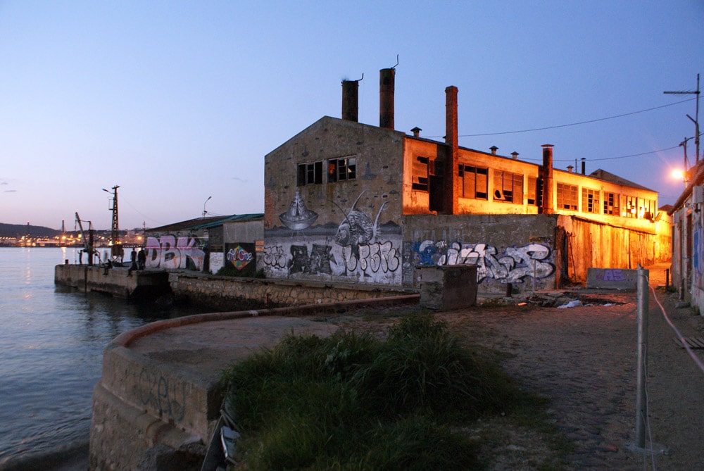 Street art encore et toujours le long de la rive sud de Lisbonne.