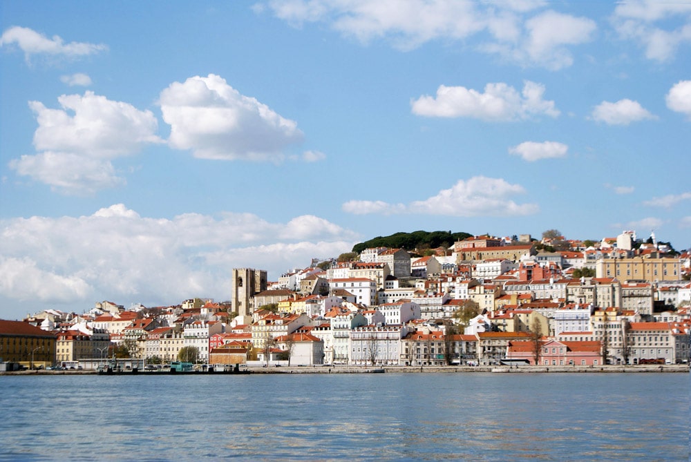 Cathédrale de Sé, le quartier de l'Alfama et le Chateau de Lisbonne depuis le Tage.