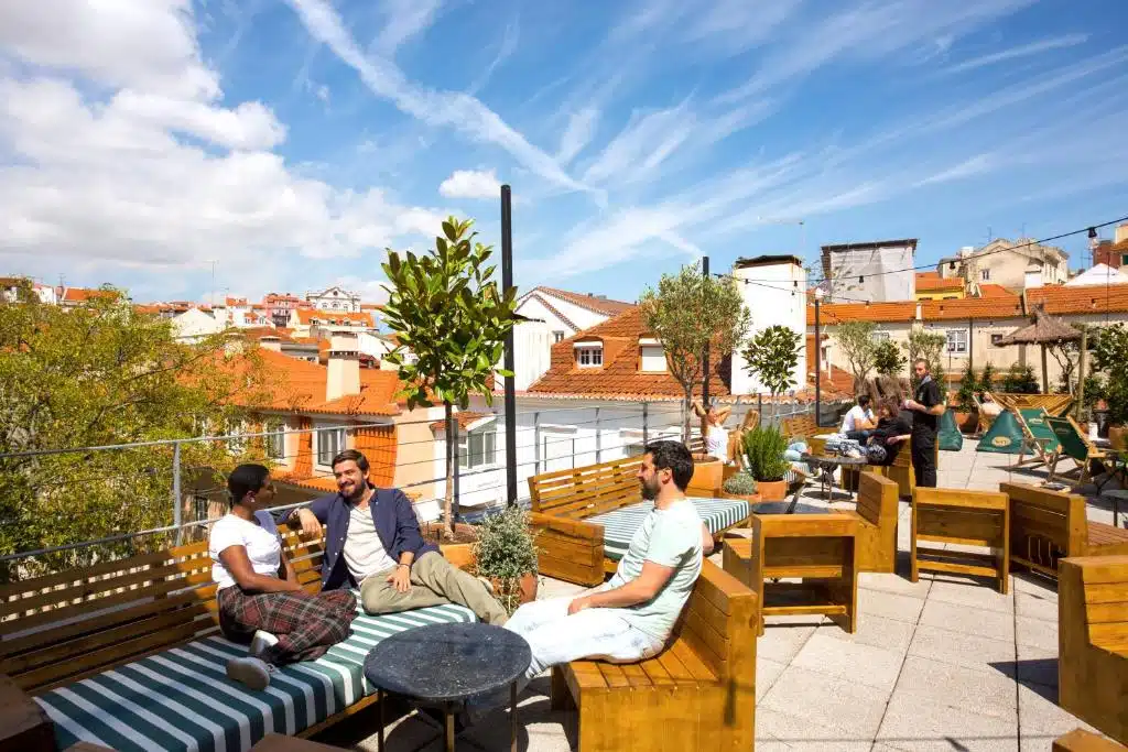 Rooftop de l'auberge de jeunesse Selina Secret Garden à Lisbonne.