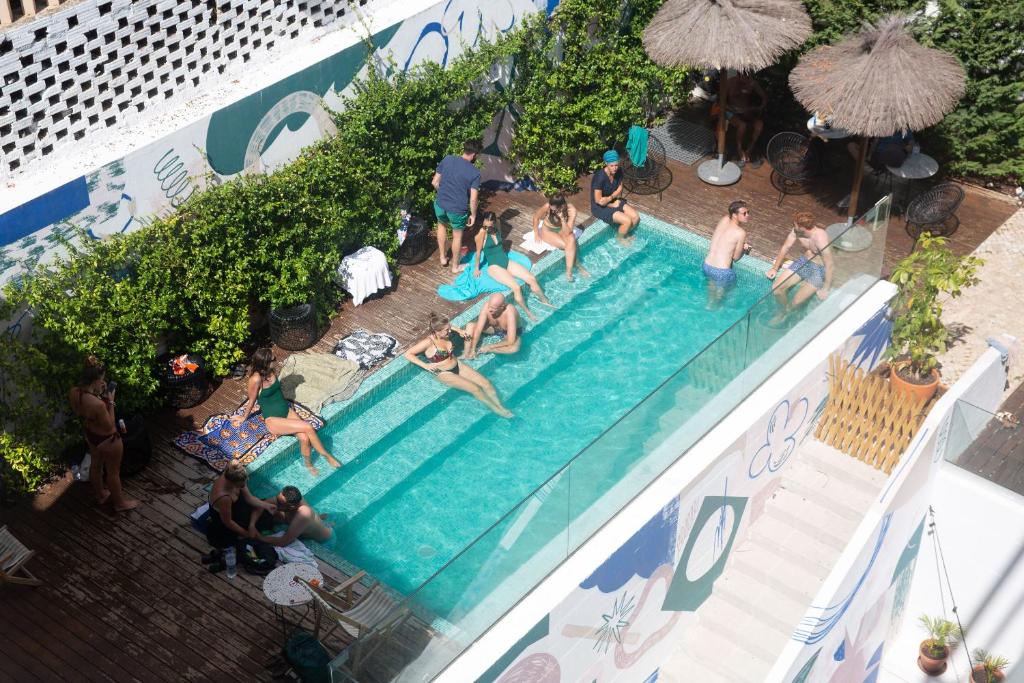 Piscine de l'auberge de jeunesse Selina Secret Garden à Lisbonne.