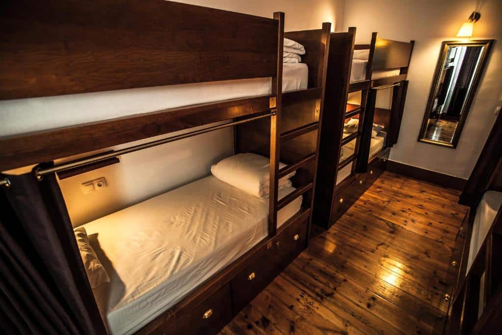 Dortoir de l'auberge de jeunesse Home Lisbon Hostel à Lisbonne.