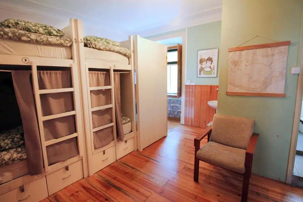 Dortoir de l'auberge de jeunesse Wot New Lisbon à Lisbonne.