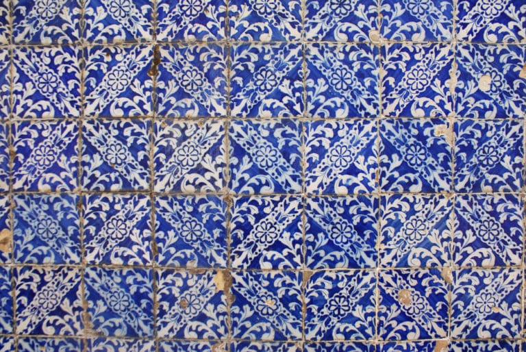 Motif d'azulejo sur un mur de Lisbonne.