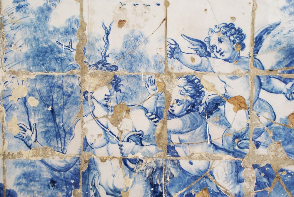 Azulejos à Lisbonne : Scène religieuse blanche et bleue.