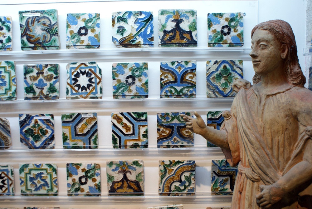 Magasin d'azulejos anciens à Lisbonne : Motifs inspirés des faïences nord africaines.