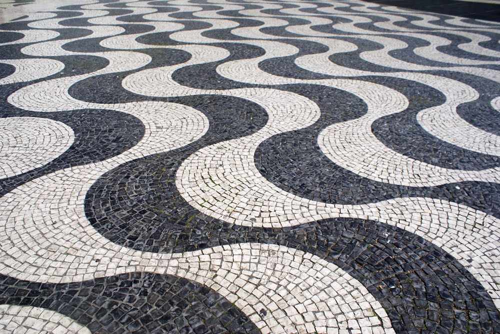 Pavé psychédélique de la place Rossio dans le quartier de Baixa à Lisbonne.