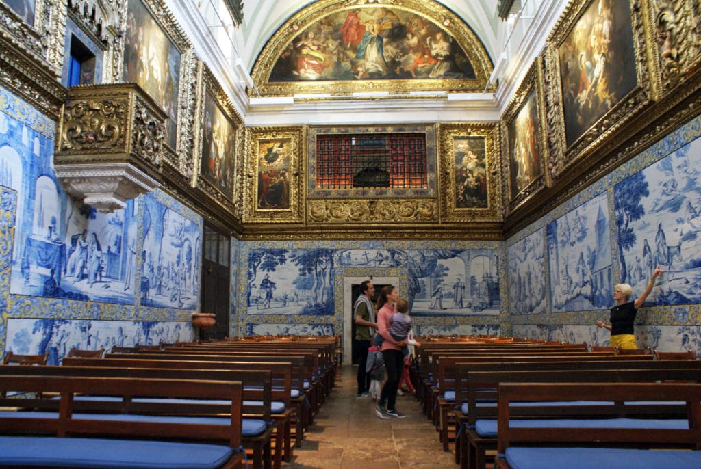 Chapelle du Couvent des Cardaes couverte d'azulejos à Lisbonne.