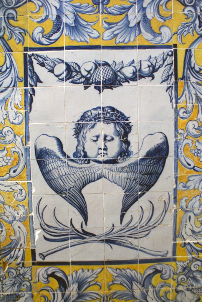 Azulejo d'un ange portant la couronne d'épines au Couvent de Cardaes à Lisbonne.