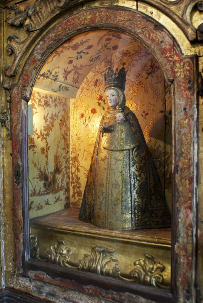 Statue de Vierge et l'enfant dans le Couvent de Cardaes à Lisbonne.