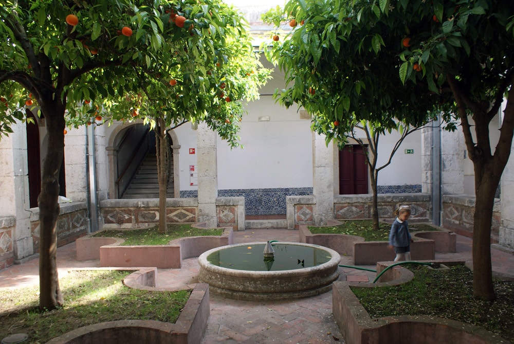 Cloître planté d'orangers du couvent de Cardaes à Lisbonne.