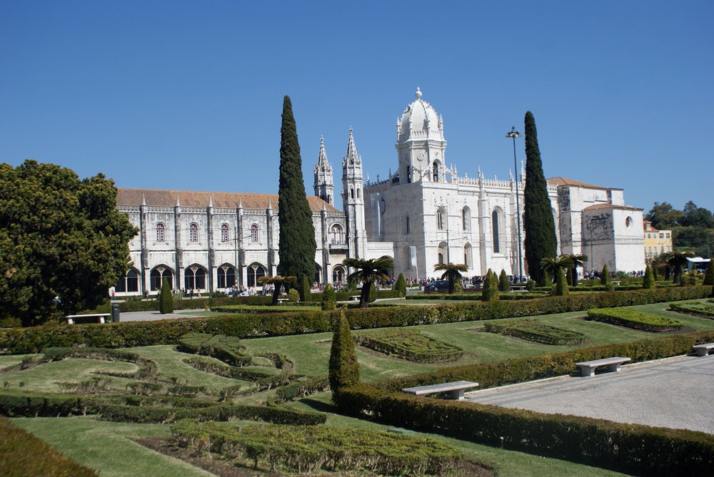 devant le monastère des Hiéronymites à Belem.