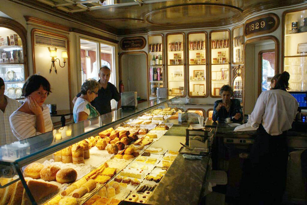 Ancien café patisserie dans le centre historique de Lisbonne.