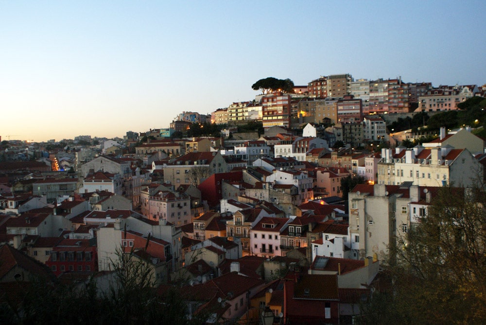 Vue depuis le café de Garagem à Lisbonne au coucher du soleil. Un bon endroit pour savourer une bouteille de vin vert.