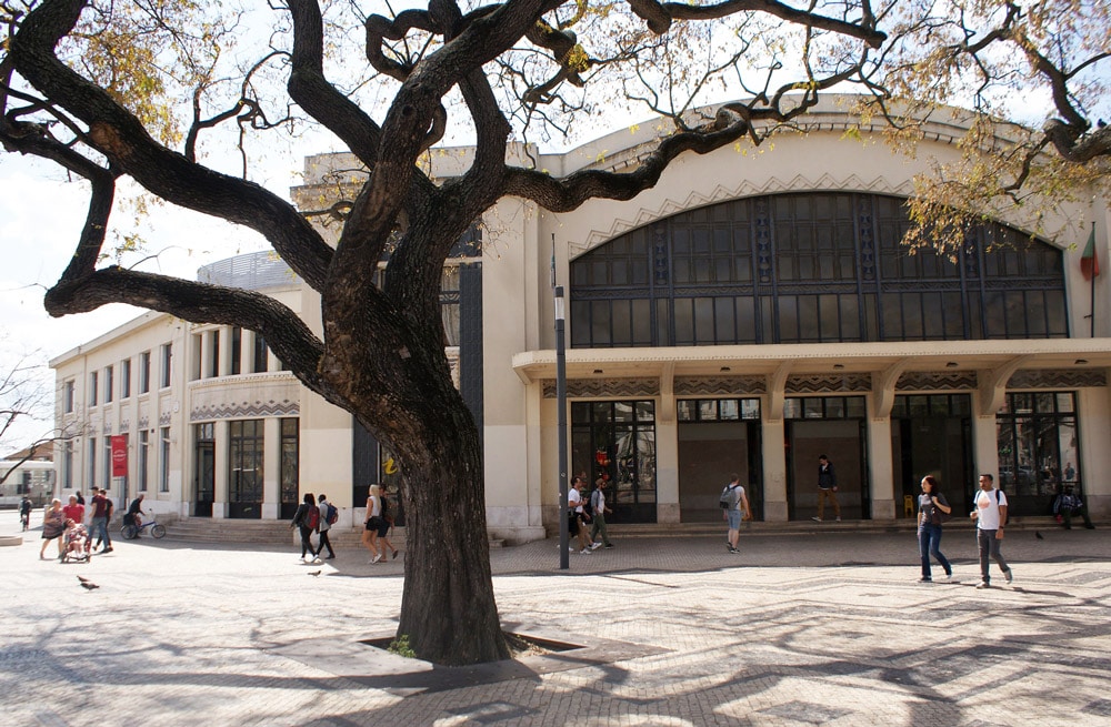 Gare de Cais do Sodré à Lisbonne avec des trains en direction de l'ouest : Alcantara, Belem, Estoril et Cascais.