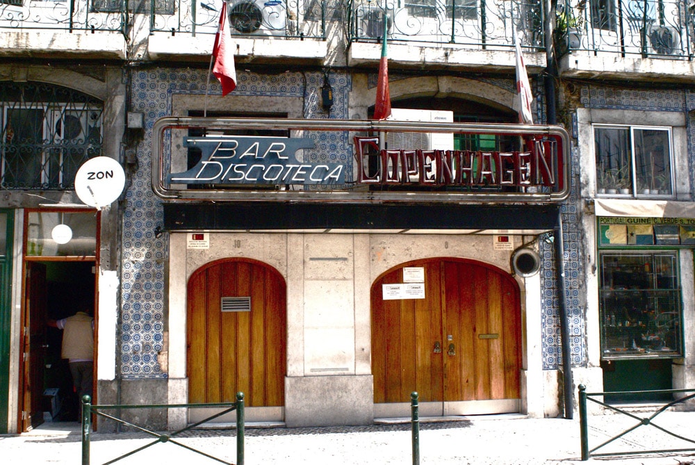 Ancienne enseigne et néon du quartier marin de Lisbonne : Cais do Sodré.