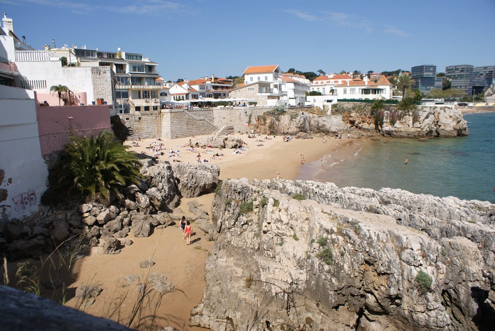 Praia da Rainha, une des plages de Cascais.