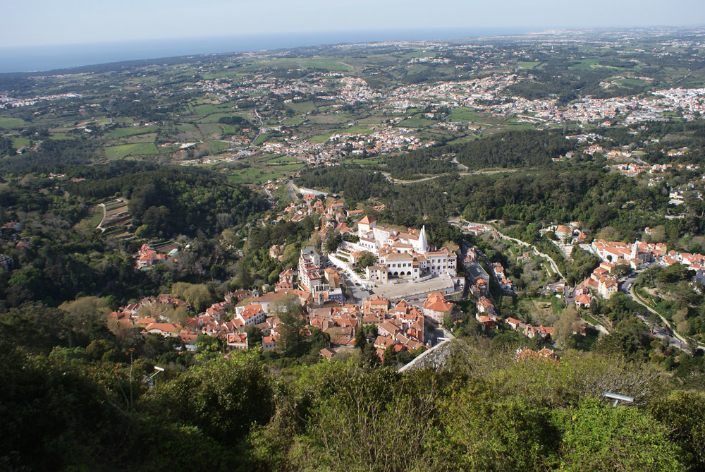 Vue plongeante sur le Vieux Sintra depuis le Chateau des Maures avec l'océan comme horizon.