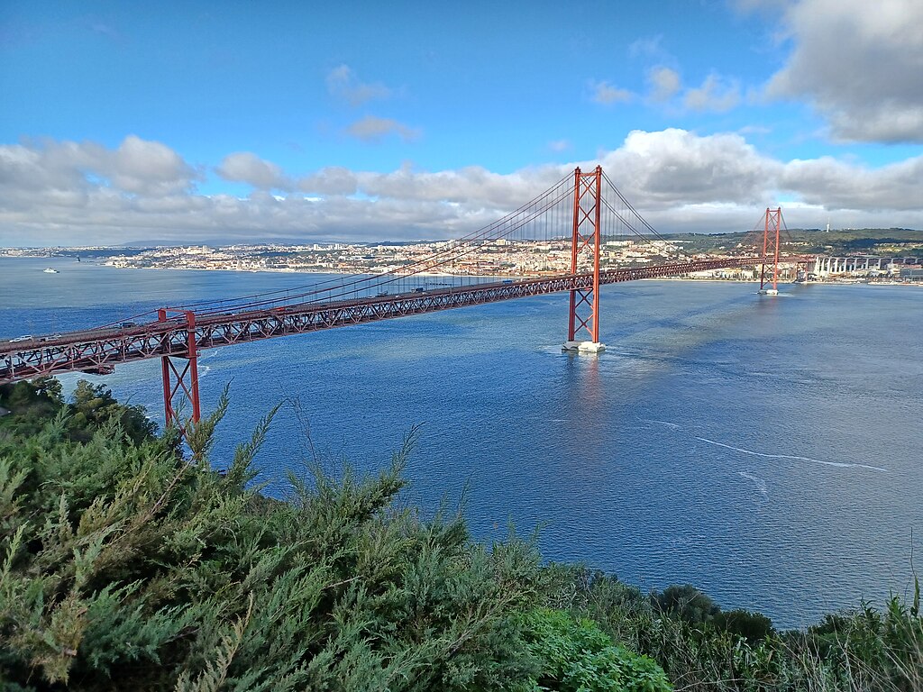 Vue panoramique depuis l'esplanade de la statue du Christ Roi sur le pont du 25 avril à Lisbonne - Photo de Simon Burchell - Licence ccbysa40
