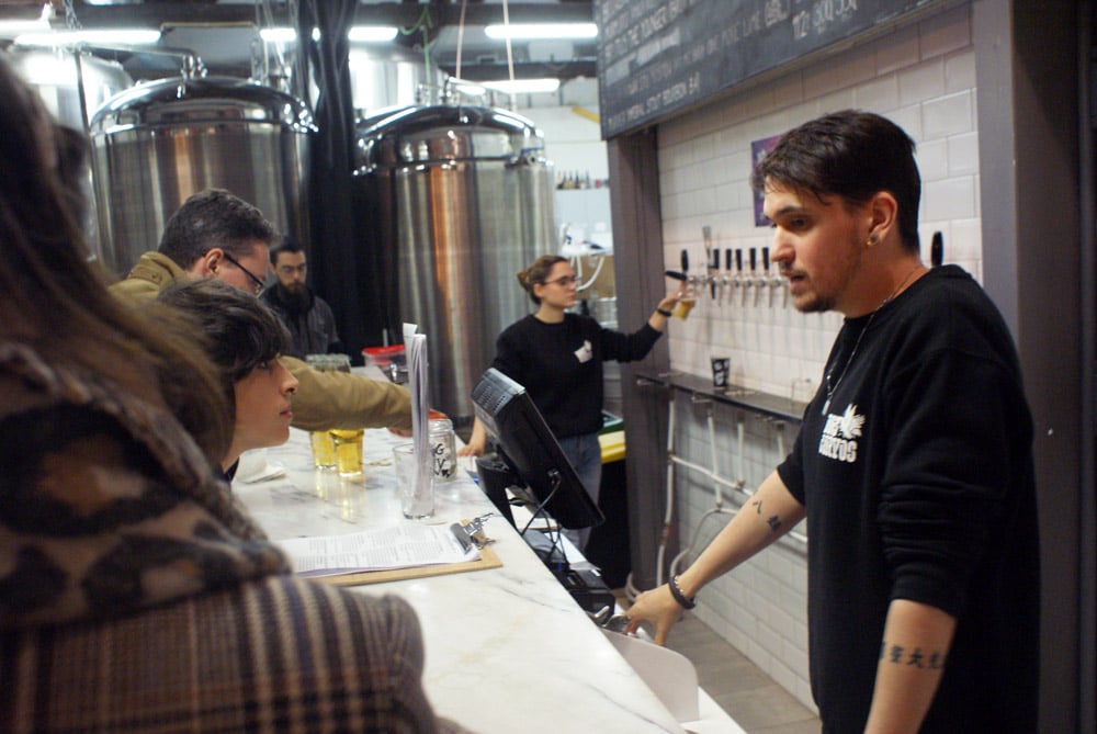 Bière artisanale à la tap room à la microbrasserie Dos Corvos dans le quartier de Marvila à Lisbonne. 