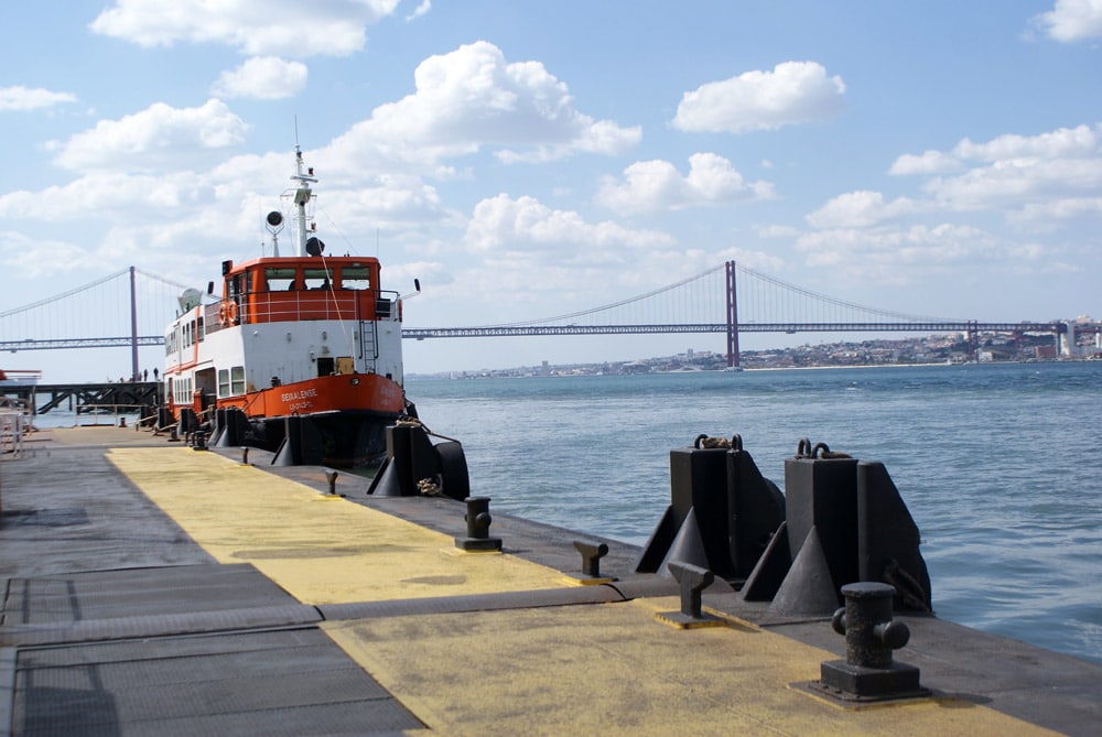 Ferry sur la rive sud de Lisbonne sur fond du pont du 25 avril.