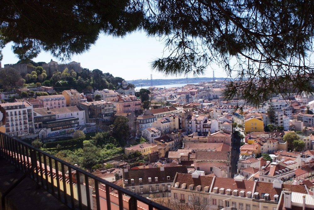 Vue sur Lisbonne et son chateau depuis le Miradouro ou belvedere de Graça.