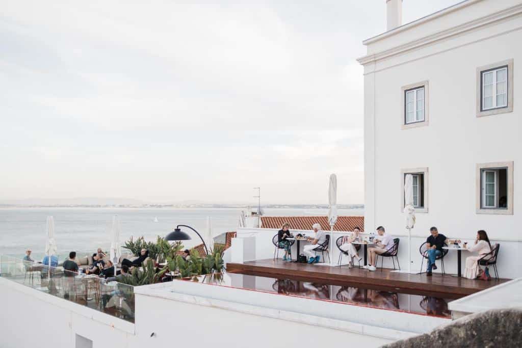 Terrasse de l'hotel design Memmo Alfama à Lisbonne.