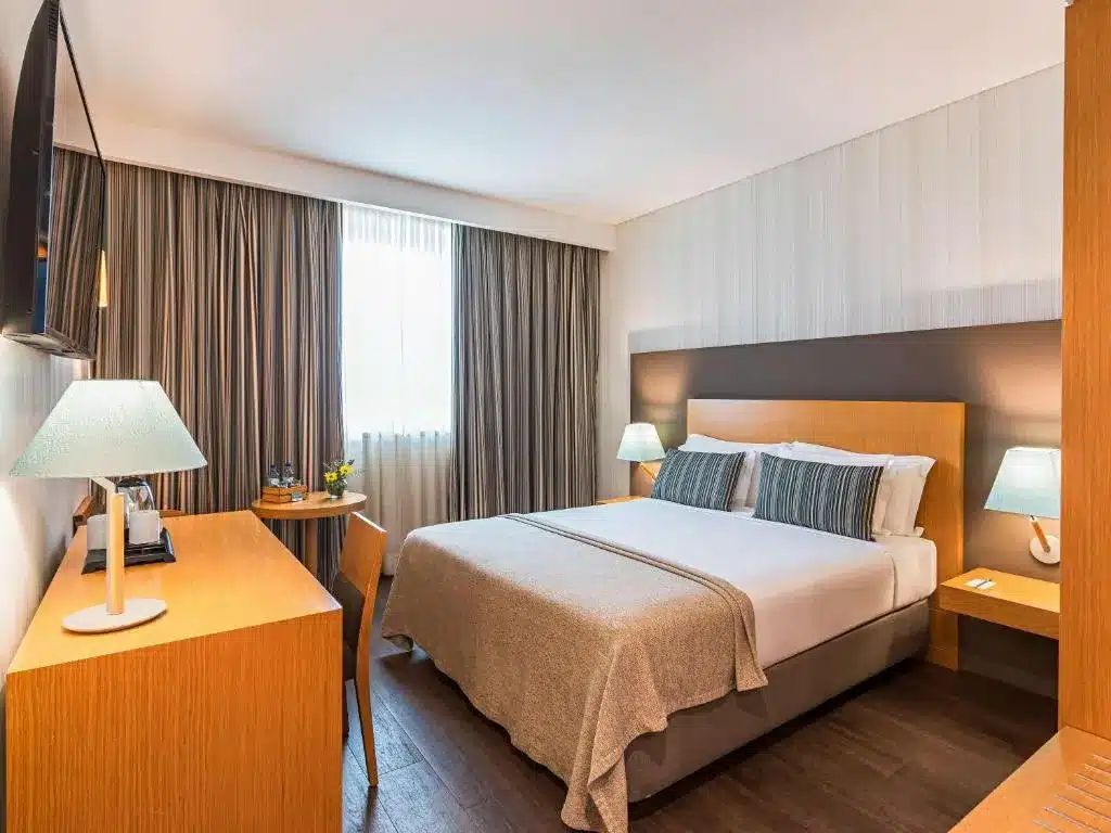 Chambre de l'Hotel mercure Lisboa Almada sur la rive sud de Lisbonne.