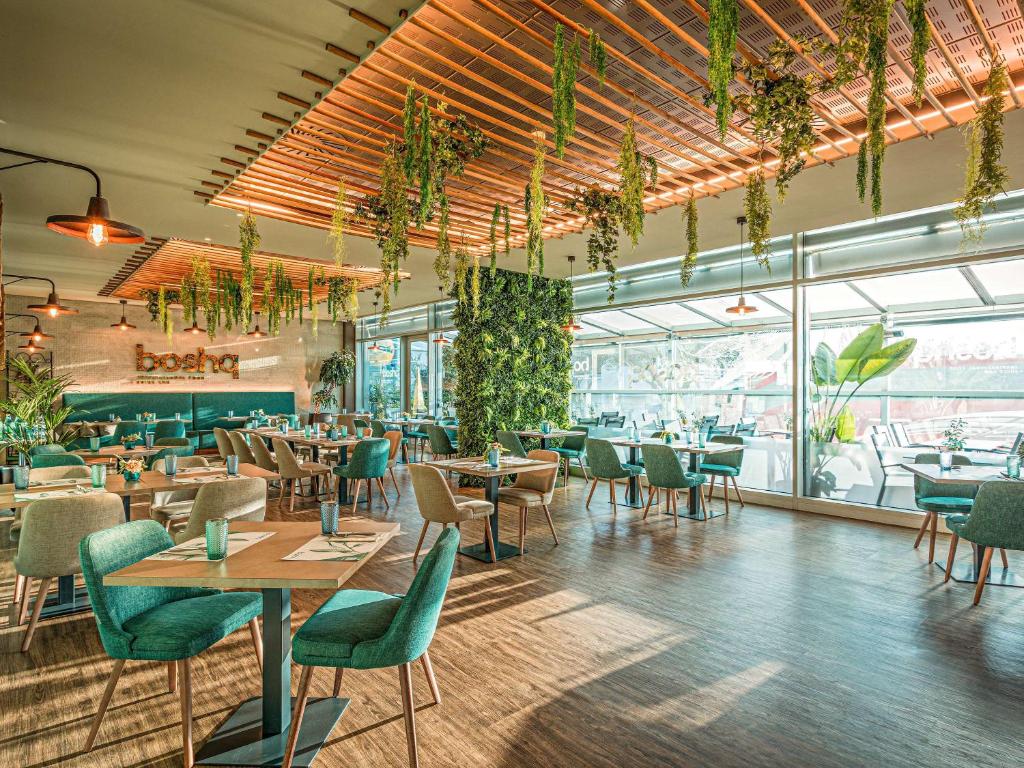Bar restaurant de l'Hotel mercure Lisboa Almada sur la rive sud de Lisbonne.
