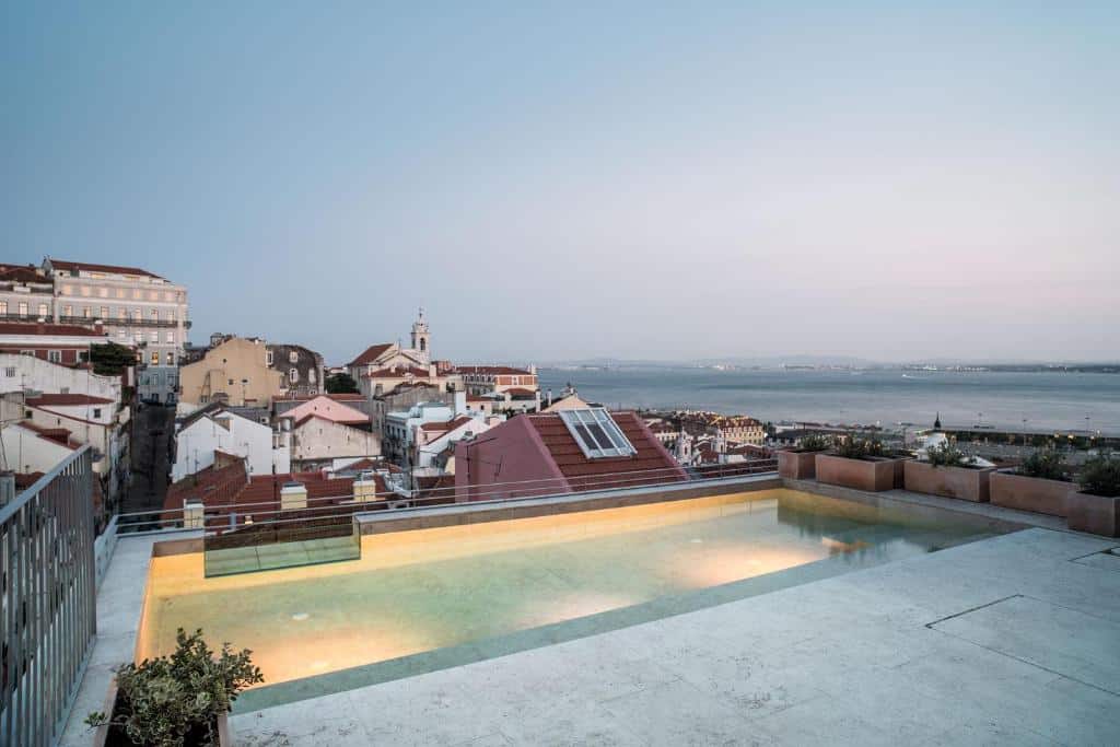 Rooftop piscine de l'hotel Verride Palacio Santa Catarina à Lisbonne.