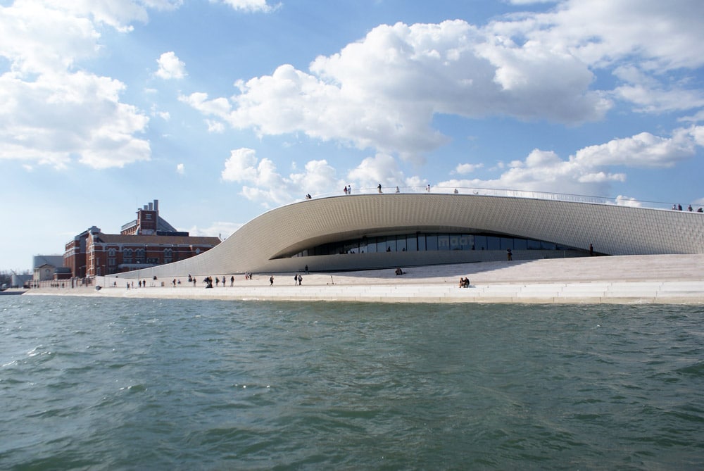 L'architecture géniale du Musée du MAAT au bord du Tage dans le quartier de Belem à Lisbonne.