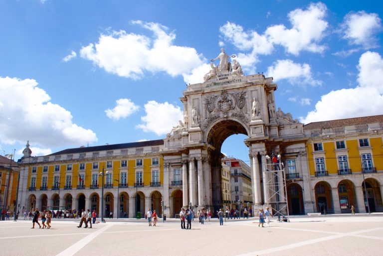 Quand venir à Lisbonne au Portugal ? Climat et météo à 7 jours. Photo de la Place du Commerce dans le quartier de Baixa.