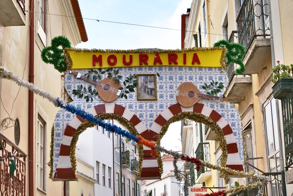 Quartier de la Mouraria à Lisbonne décorée pour la fête de la sardine.