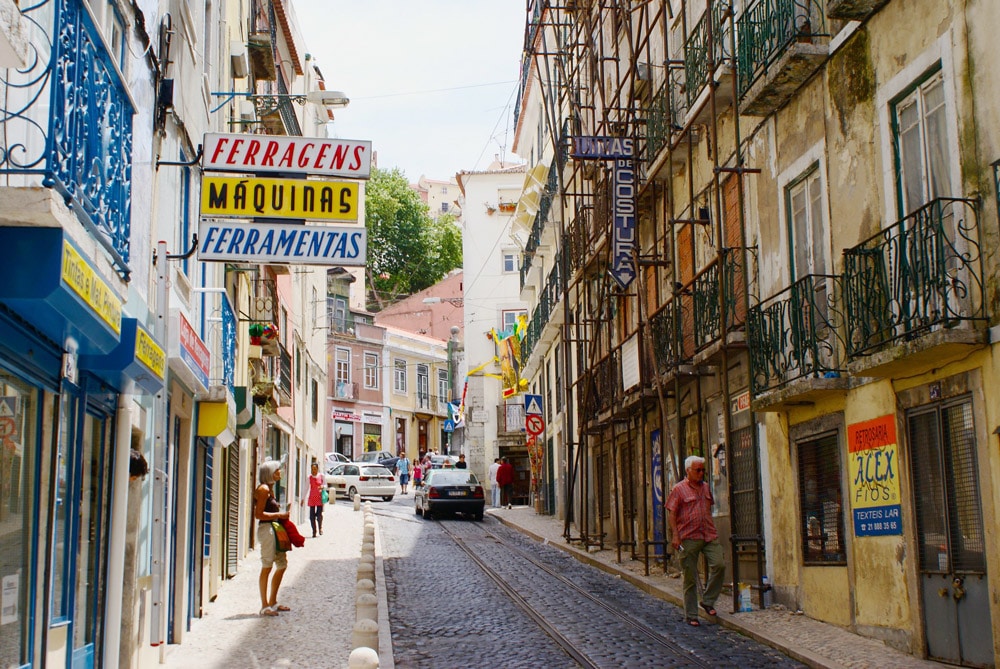 Dans le quartier de la Mouraria à Lisbonne entre échafaudage et vieilles enseignes.