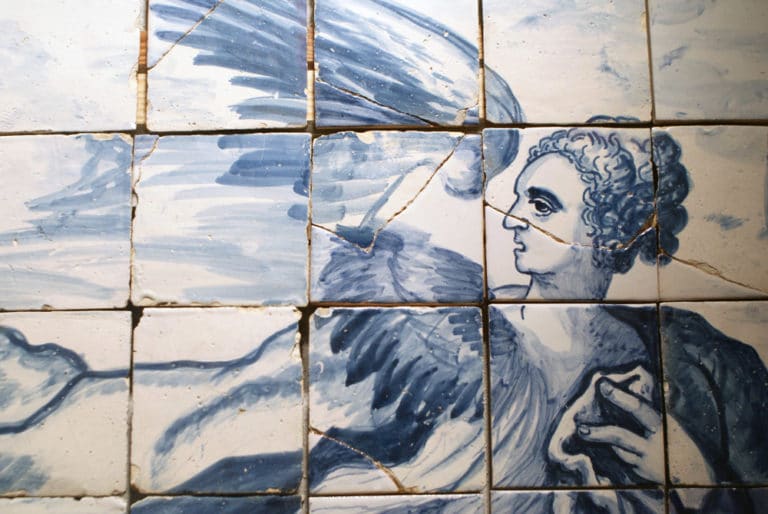 Azulejos à Lisbonne : Scène religieuse blanche et bleue.