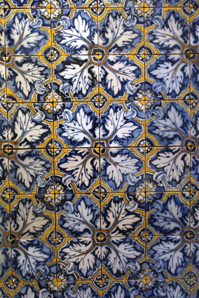 Faience de l'époque Renaissance inspiré des motifs arabes au Musée de l'Azulejo à Lisbonne