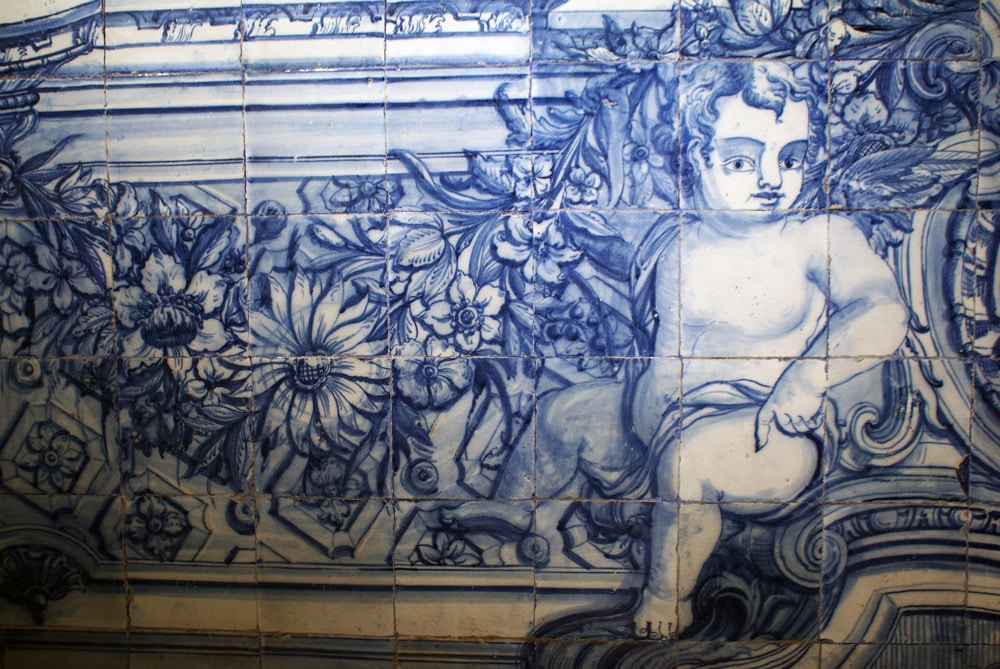 Azulejo à Lisbonne : Angelot grassouillet au milieu des fleurs.