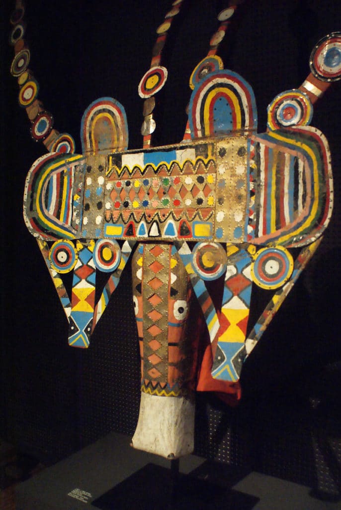 Masque multicolore d'un bovidé au Musée d'ethnologie à Lisbonne.