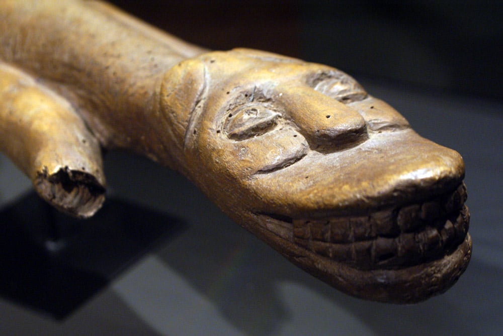 Sculpture en bois représentant un animal souriant dans le Musée d'ethnologie à Lisbonne.